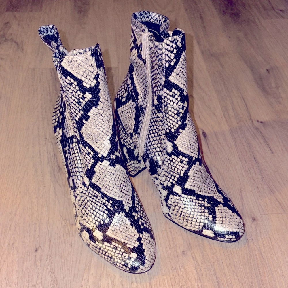 Aldo Snakeskin Patterned Ankle Boots 3 inch tall size 7.5